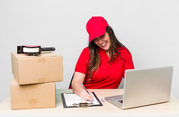 funcionário do empacotador da empresa em uma mesa com um laptop