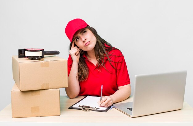 funcionário do empacotador da empresa em uma mesa com um laptop