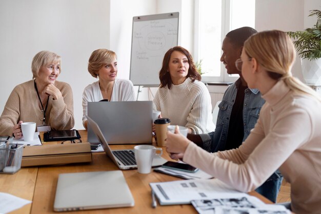 Funcionários em reunião de negócios