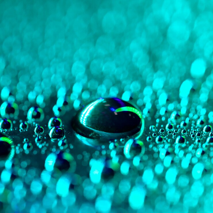 Foto grátis fundo abstrato bokeh natural com gotas de água bonita