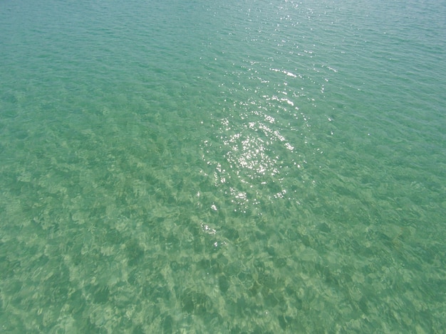 Fundo abstrato do oceano que pode ser usado para adicionar texto, vista aérea da superfície do mar.