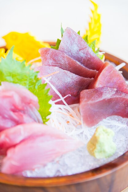 fundo alaranjado peixes sashimi japonês