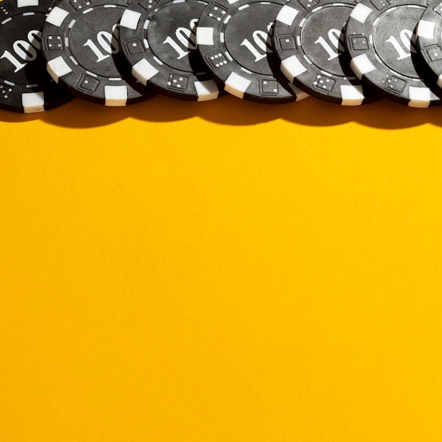 Foto grátis fundo amarelo com borda de tokens de cassino