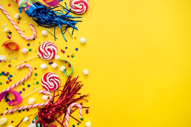 Fundo amarelo com variedade de elementos do aniversário