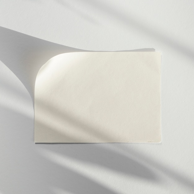 Fundo branco com um espaço em branco branco de papel com sua sombra