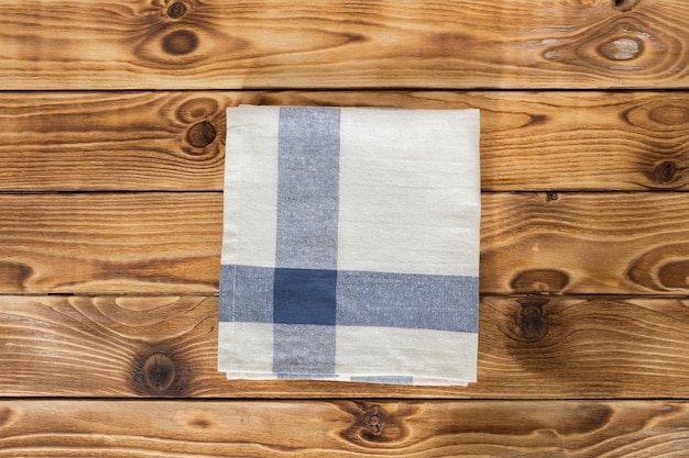 Foto grátis fundo com mesa de madeira vazia com toalha de mesa