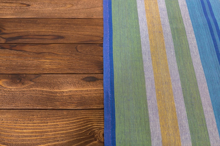 Foto grátis fundo com mesa de madeira vazia com toalha de mesa