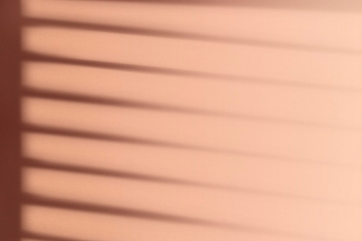 Foto grátis fundo com sombra da janela durante a hora dourada