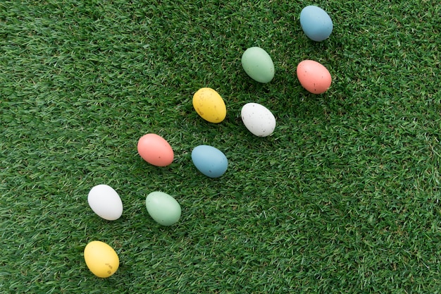 Fundo da grama com ovos de páscoa em cores diferentes