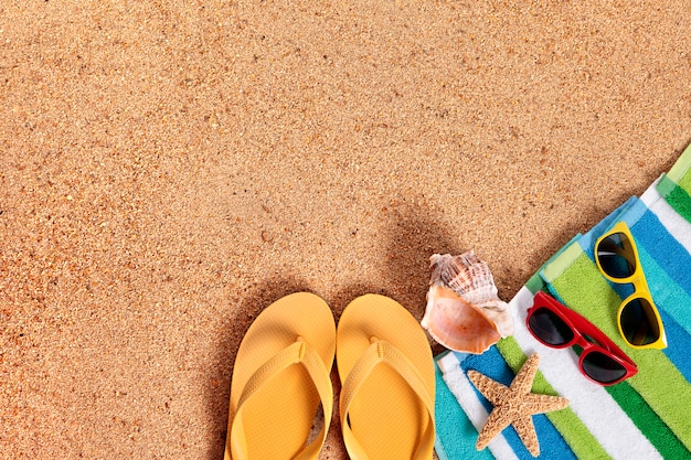 Fundo da praia com flip-flops