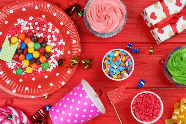 Fundo de aniversário brilhante com doces e decorações