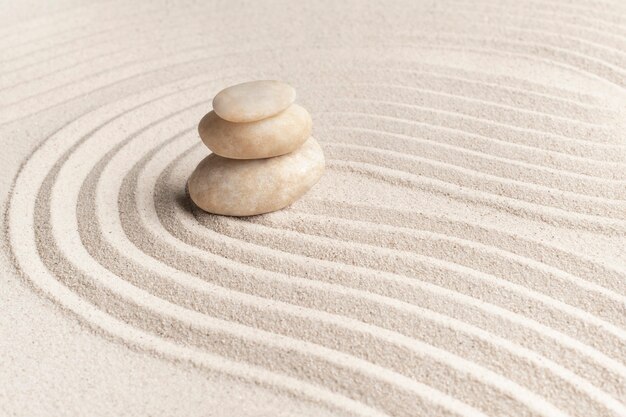Fundo de areia de pedras de mármore zen empilhadas no conceito de atenção plena