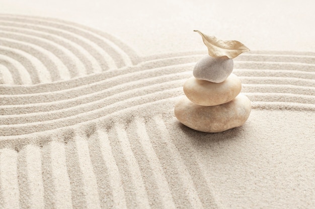 Foto grátis fundo de areia de pedras de mármore zen empilhadas no conceito de atenção plena