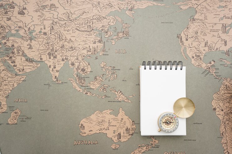 Foto grátis fundo de aventura com caderno em branco e bússola