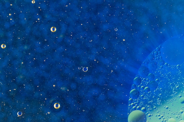 Fundo de bolha abstrata na superfície da água azul