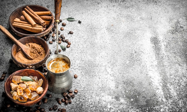Fundo de café café na turquia com cristais de açúcar, canela e café moído em um fundo rústico
