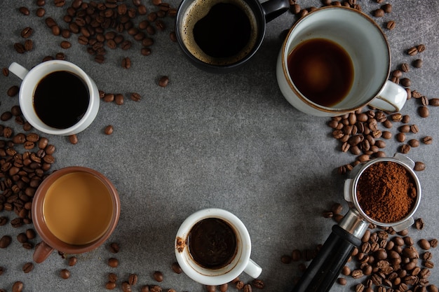 Fundo de café com grãos de café, café e colher em fundo escuro. vista de cima. conceito de café.