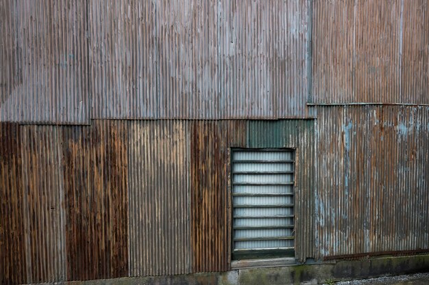 Fundo de casa abandonada com paredes enferrujadas