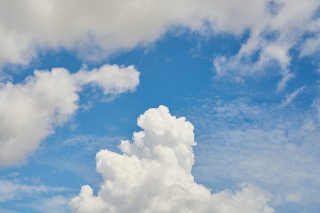 Fundo de céu azul e nuvens