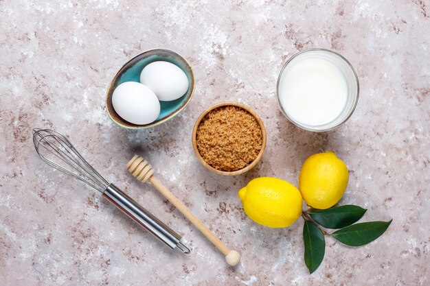 Fundo de cozimento de cupcake com utensílios de cozinha.