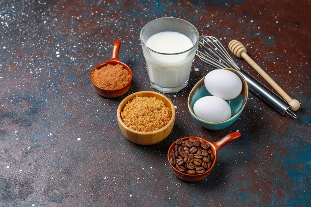 Fundo de cozimento de cupcake com utensílios de cozinha.