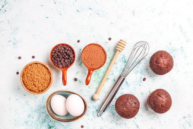 Foto grátis fundo de cozimento de cupcake com utensílios de cozinha.