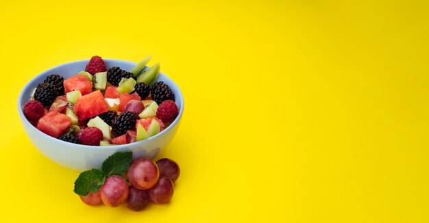 Fundo de espaço amarelo cópia com salada de frutas