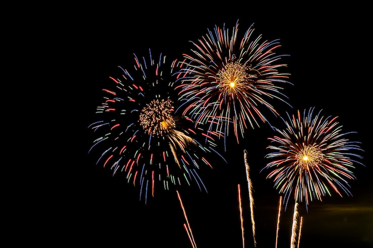 Foto grátis fundo de exibição de fogo de artifício para aniversário de comemoração