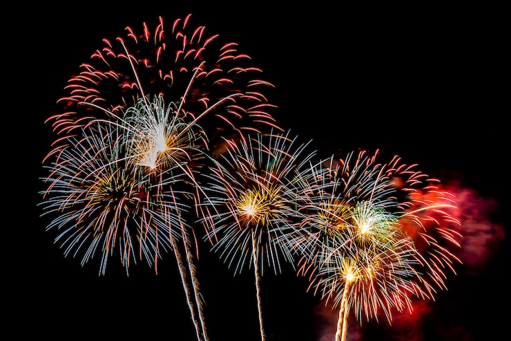 Foto grátis fundo de exibição de fogo de artifício para aniversário de comemoração