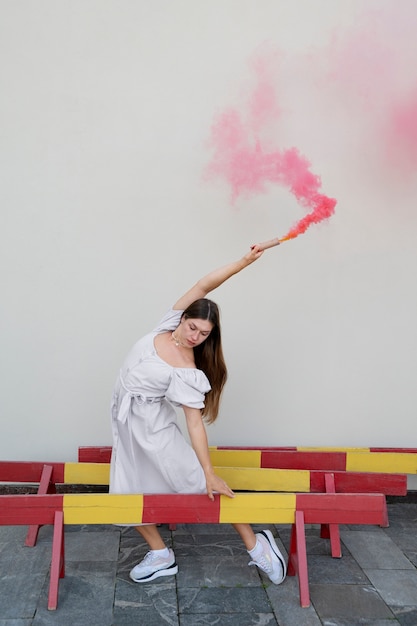 Foto grátis fundo de fumaça rosa com jovem adulto