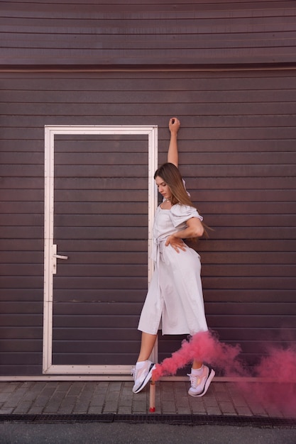 Foto grátis fundo de fumaça rosa com jovem adulto