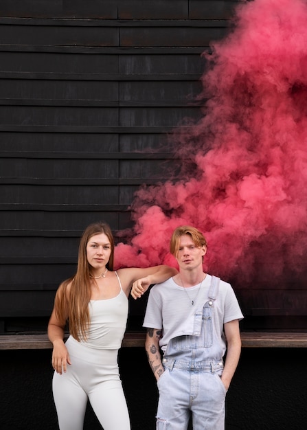 Foto grátis fundo de fumaça rosa com jovem adulto