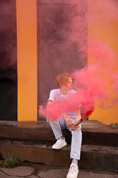 Foto grátis fundo de fumaça rosa com jovem adulto