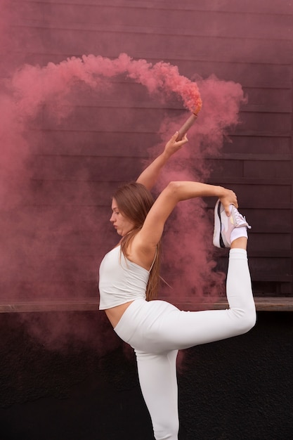 Foto grátis fundo de fumaça rosa com jovem adulto