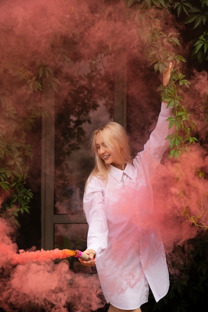 Foto grátis fundo de fumaça rosa com jovem adulto