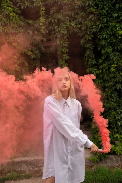 Foto grátis fundo de fumaça rosa com jovem adulto