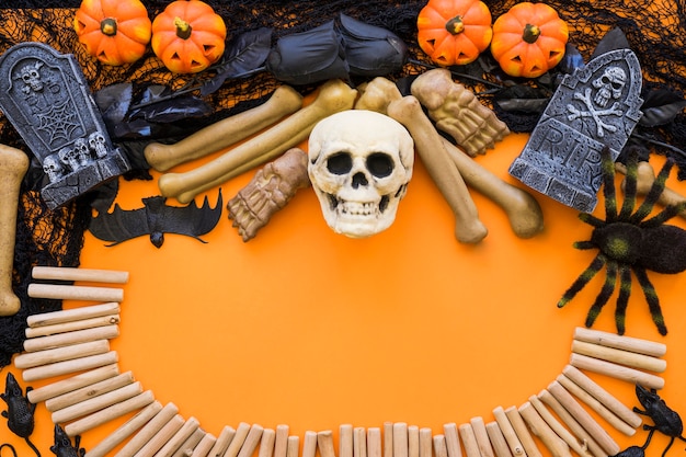 Foto grátis fundo de halloween com crânio e palitos