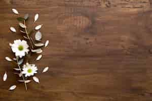 Foto grátis fundo de madeira com flores