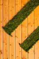 Foto grátis fundo de madeira com grama artificial