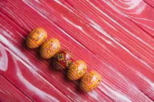 Foto grátis fundo de madeira com ovos de páscoa em tons alaranjados