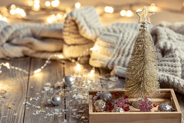 Fundo de Natal aconchegante com árvore de natal decorativa e luzes de bokeh