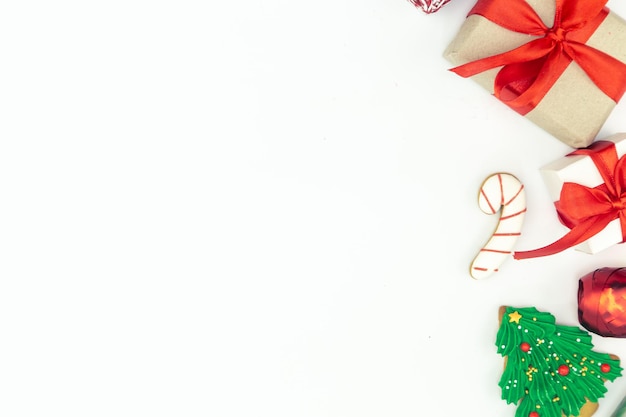 Foto grátis fundo de natal branco com presentes e detalhes de decoração de férias planas