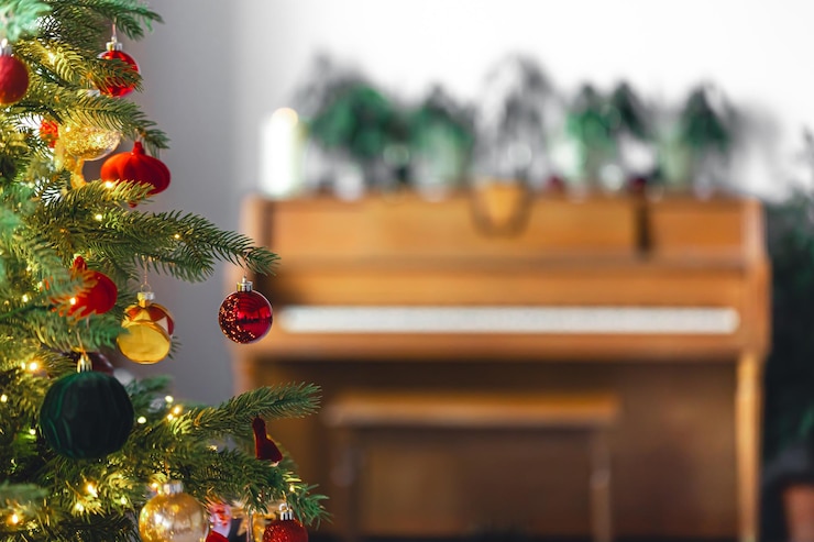 Foto grátis fundo de natal com árvore de natal decorada e espaço de cópia de piano