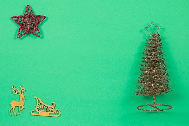 Fundo de Natal com árvore, estrela e trenó