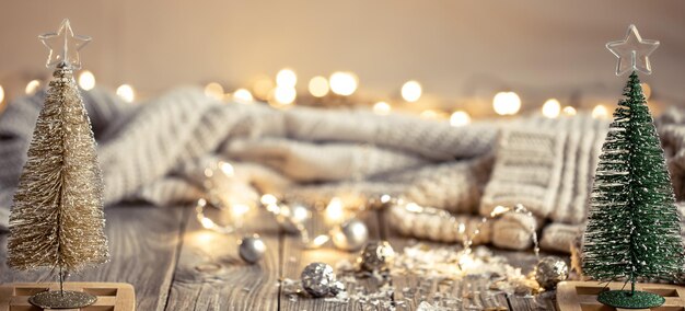 Fundo de Natal com árvores de natal decorativas e luzes de bokeh