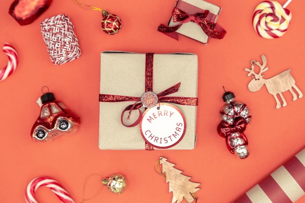 Fundo de Natal com caixa de presente e detalhes de decoração plana