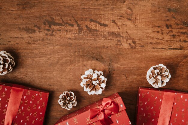 Fundo de natal com caixas de presente e espaço no topo