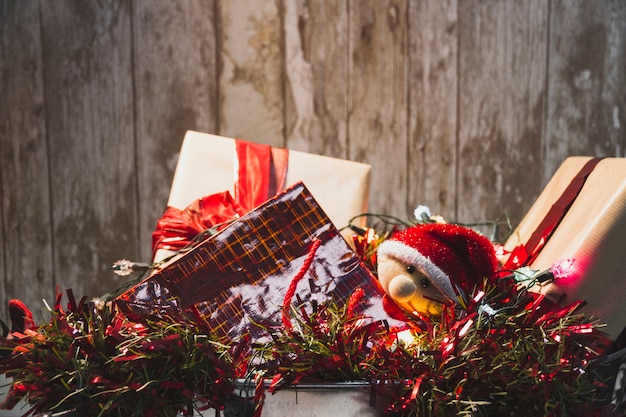 Foto grátis fundo de natal com duas caixas presentes