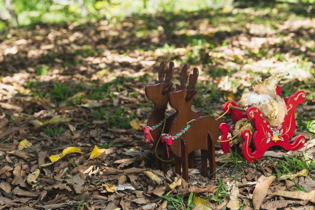 Foto grátis fundo de natal com renas de madeira na natureza