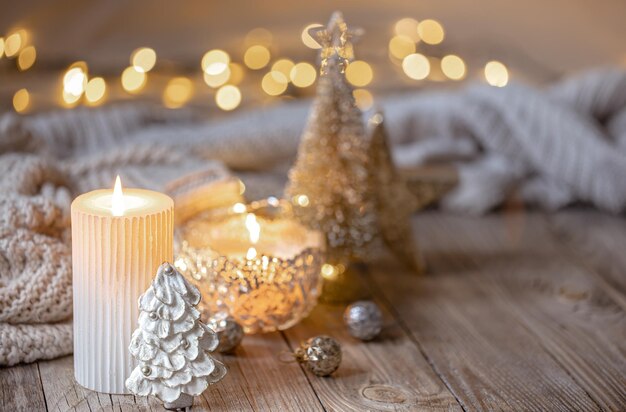 Fundo de Natal com vela acesa e detalhes decorativos